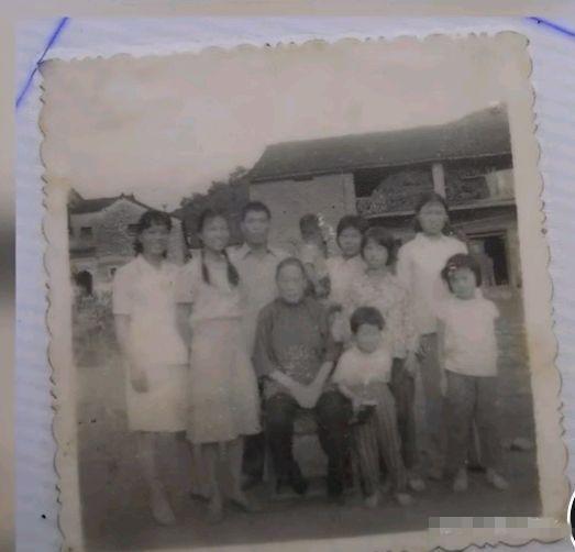 开拖拉机，卖小饰品，浙江80后美女商人凭什么成长为千亿富豪？