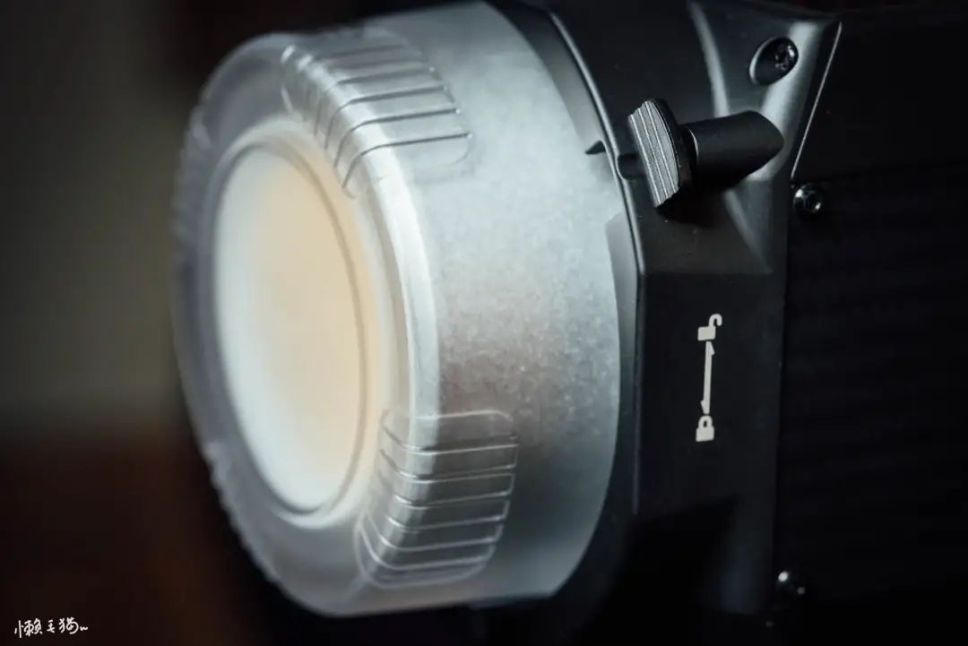 摄影灯需要灯泡吗,摄影灯与日光灯的区别