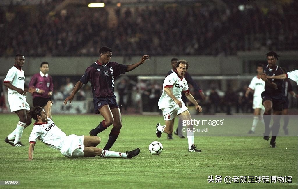 踢翻米兰王朝的贾府少年，身背“杀人犯、强奸犯”恶名的荷兰锋霸