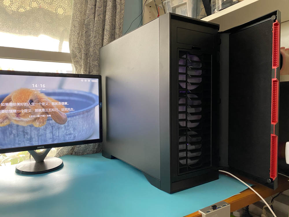 侧透机箱能装光驱,外置光驱在机箱外面放置的光驱