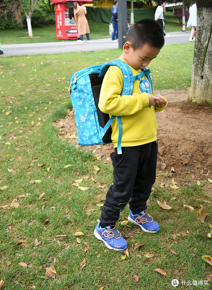 别让孩子输在起跑线，背上GMT for Kids挪威小方包，轻便 舒适 充裕