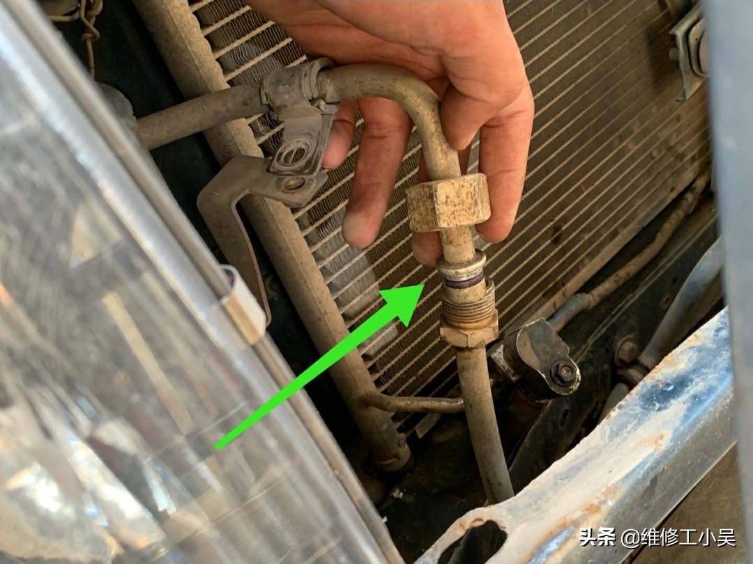 空调修理师傅泄漏氟利昂,汽车空调管道漏氟维修多少钱