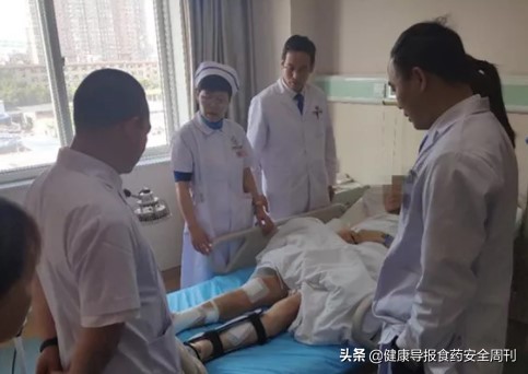 工人撞车在医院抢救视频,工人被车撞到骨折