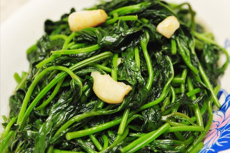 红薯叶焯水后发黑是什么原因,炒红薯叶如何不让变色