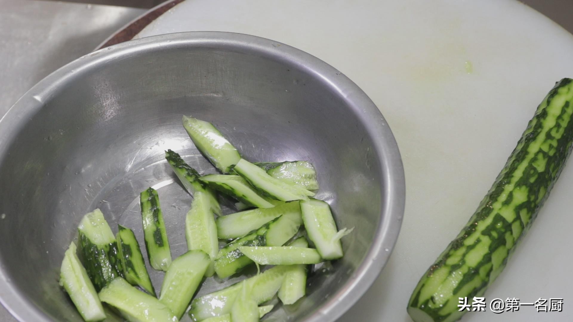 凉拌菜好吃有技巧，掌握调料的比例和方法，在家就能做出饭店味道