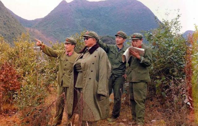 1981年*小平邓**检阅华北大演习，一人脱颖而出，邓公：此人重点培养