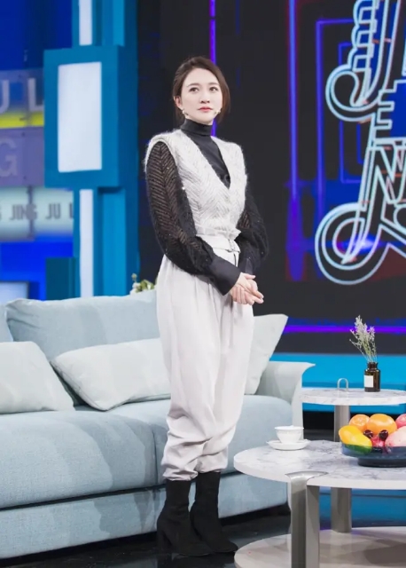 李小冉穿长裙配黑色露脐装,李小冉披肩长裙秀好身材