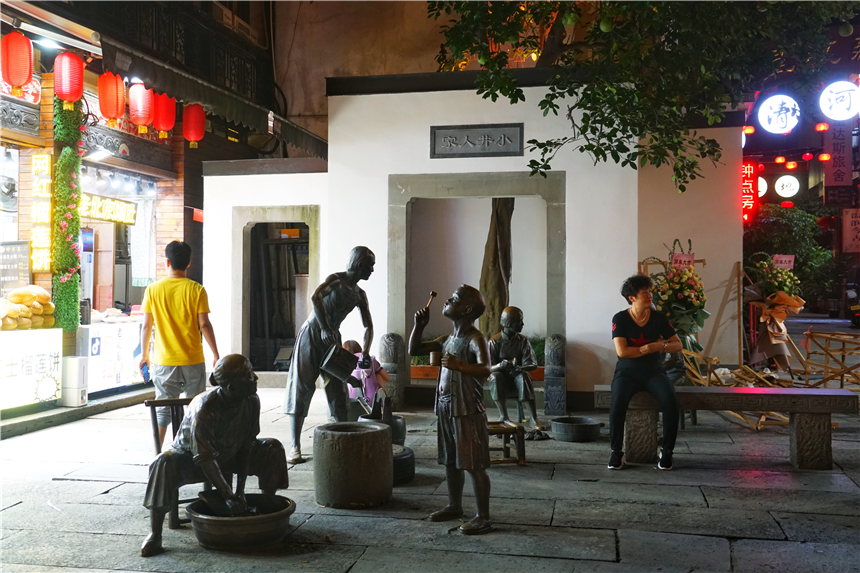 杭州最繁华的步行街，被誉为杭州的皇城根儿，是游客最爱来的地方