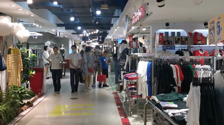 鞍山：七夕中秋将至 商场抢跑传统佳节市场