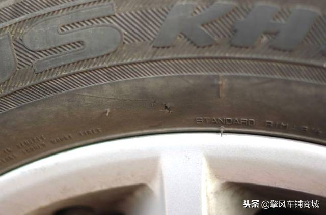 轮胎侧面划痕是怎么产生的,轮胎划痕深度多少需要更换