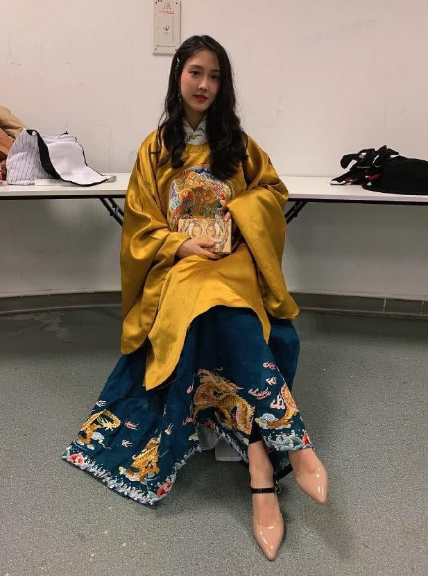 加拿大华裔白富美收藏上百套汉服，一把扇子就2万多，像神仙姐姐