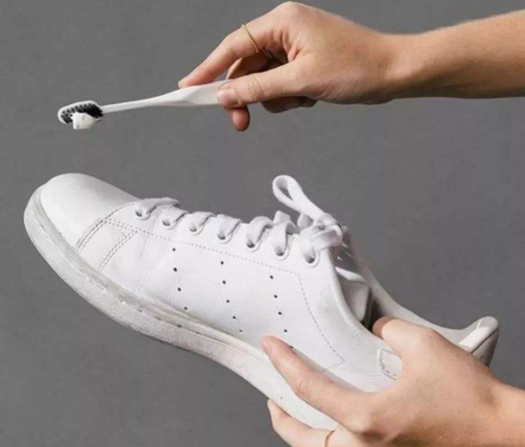 白色鞋子放时间长了发黄处理方法,白色鞋子发黄怎么洗白真正有效