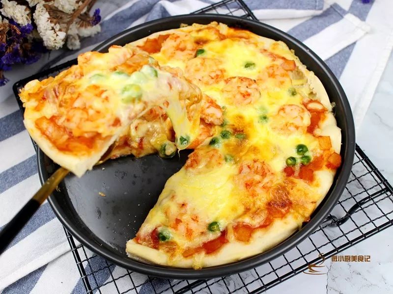 在家做的披萨简单的做法,自己在家做的披萨做法