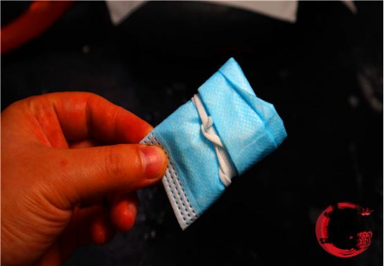 家里的炒菜锅特别脏教你一招清洁,用口罩怎样清理锅底的脏东西