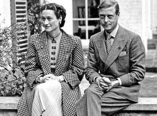 辛普森夫人最后回到王室了么,辛普森两任妻子