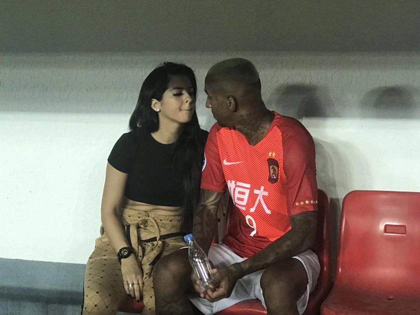 亚冠最香艳1幕：娇艳女友与塔利斯卡热吻，看肚子也是个白斩鸡