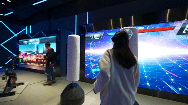 日夜不同科技感，春节潮玩创新方