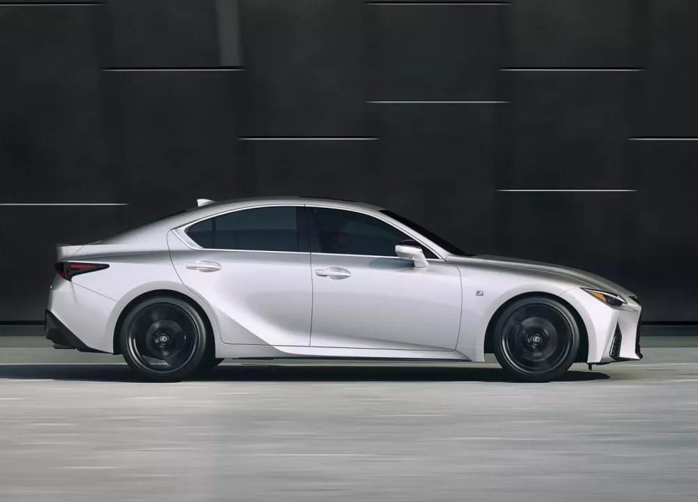 全新雷克萨斯is官图曝光,大嘴视角