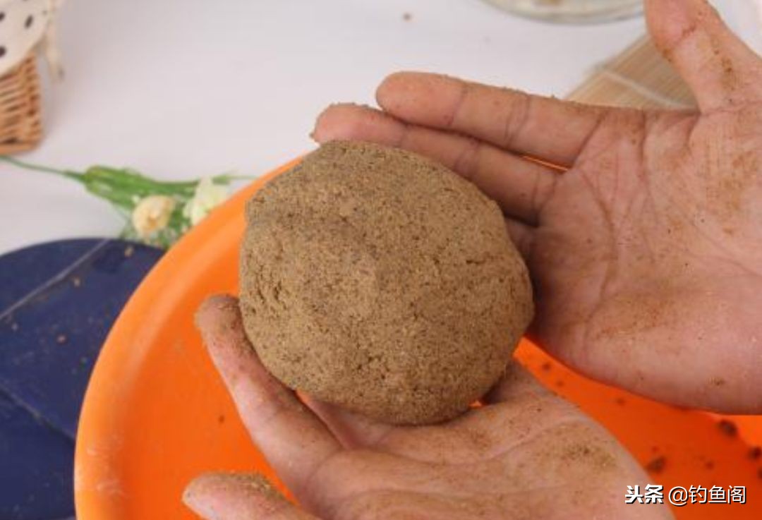 教你一分钟学会开拉饵，有了这4个技巧，还怕饵料状态不好吗？