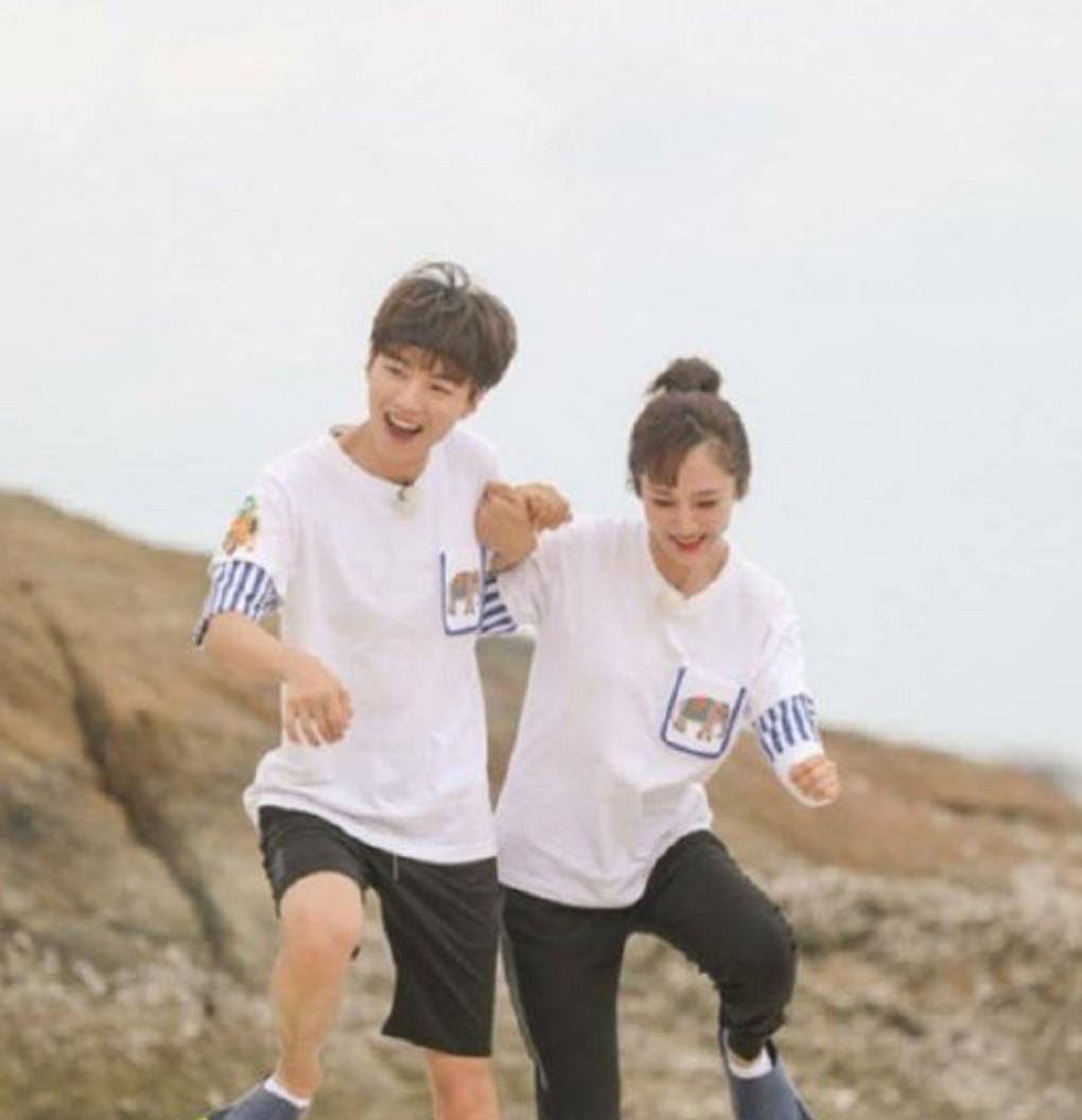 黄晓明回应杨紫和王俊凯,黄晓明杨紫王俊凯吃面