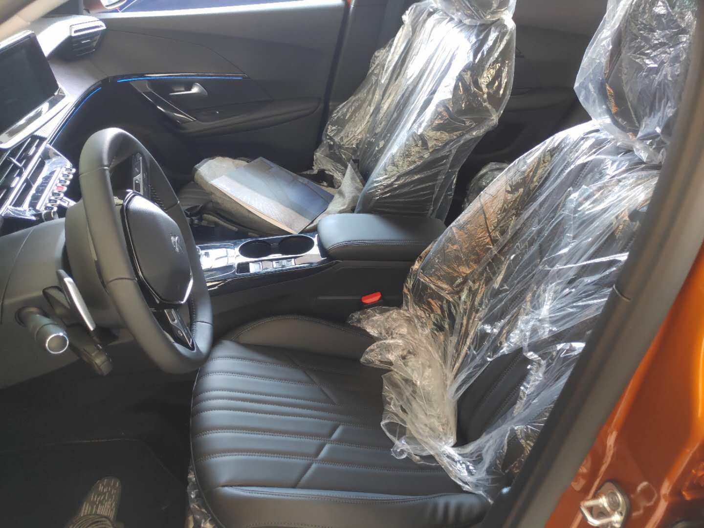 法式不屑是谁,深蓝色东风标致2008