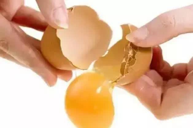 宝宝吃鸡蛋的六大误区,宝宝吃生鸡蛋会发烧了怎么办