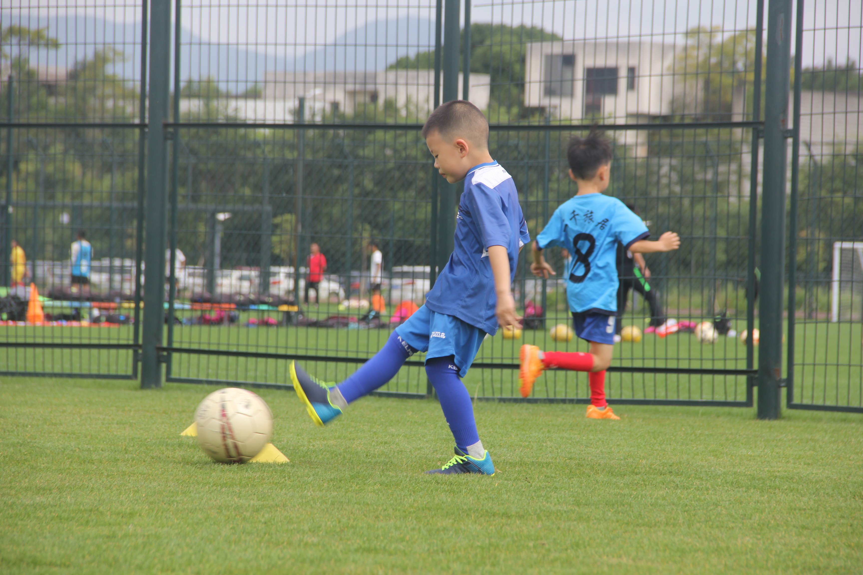 孩子踢球前吃点什么比较好,6岁宝宝练足球应该先练什么