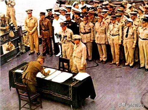 赛场上的他依旧兢兢业业,奥运赛场他一枪绝杀逆转夺得首金