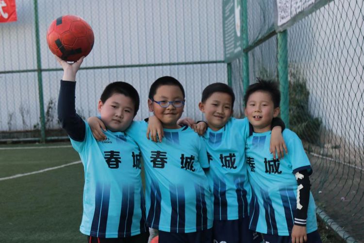 6岁到10岁孩子的足球训练,足球的魅力让小朋友们与足球结缘