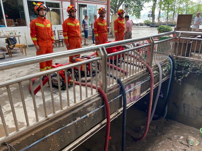 贵州*防队消**深夜集结驰援四川至今仍坚守抗洪一线