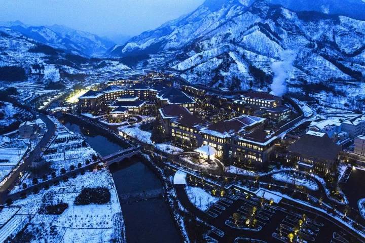 冷冷冬日泡着暖暖的温泉,阴冷潮湿的天气里泡个温泉