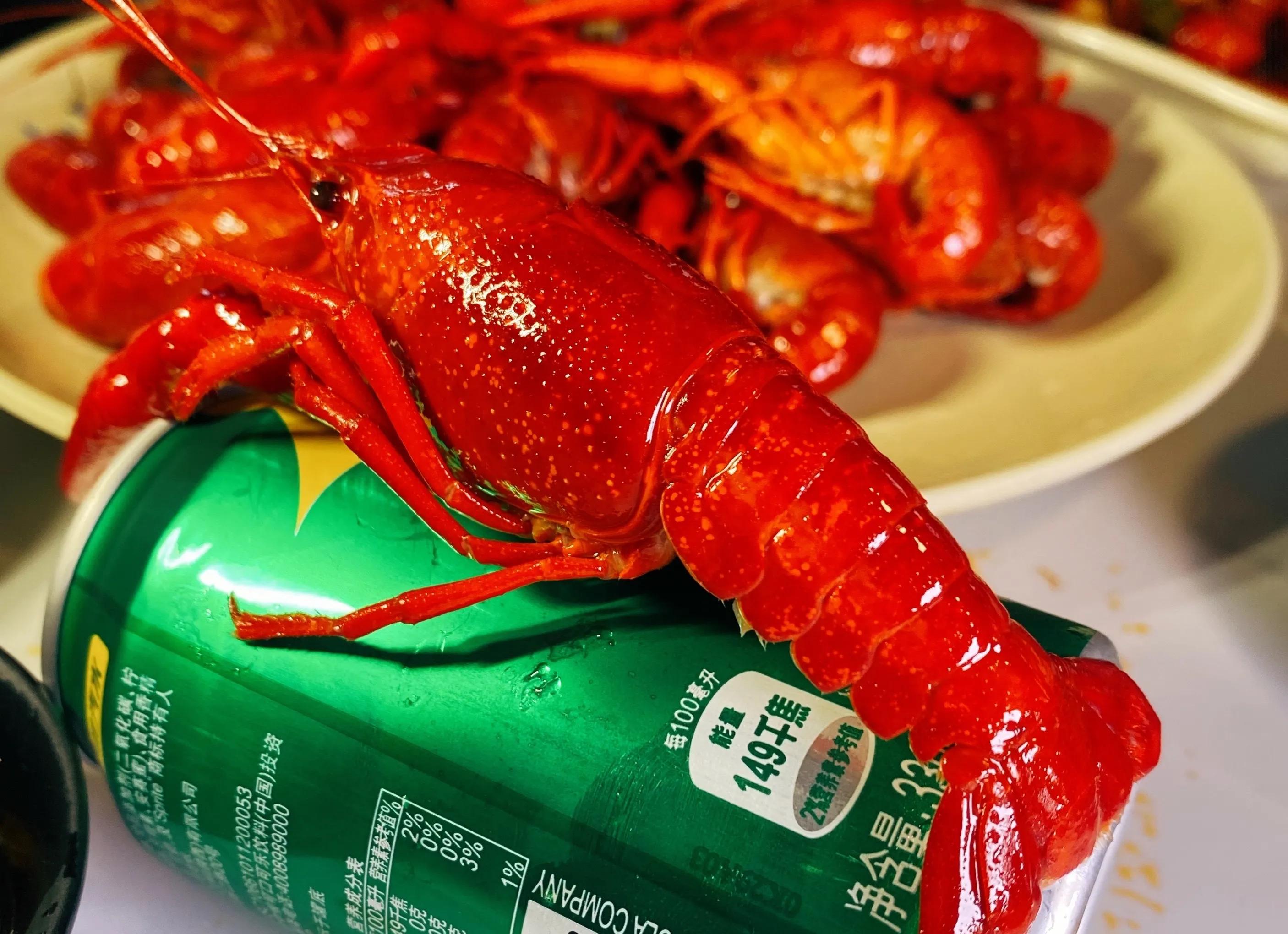 没想到西安这家饭店，把虾做出了各种“花”，排队吃虾人真多