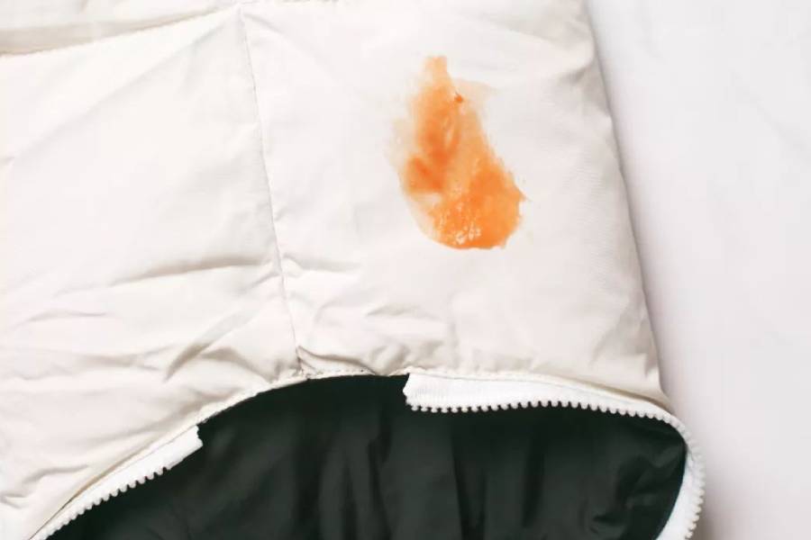 羽绒服上的油渍怎么去除最快方法,羽绒服的油渍怎么快速去除