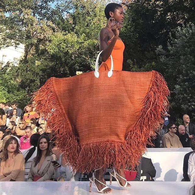 因为太穷，”乡下小伙”做的衣服口袋都没有，一言不合就关店种地