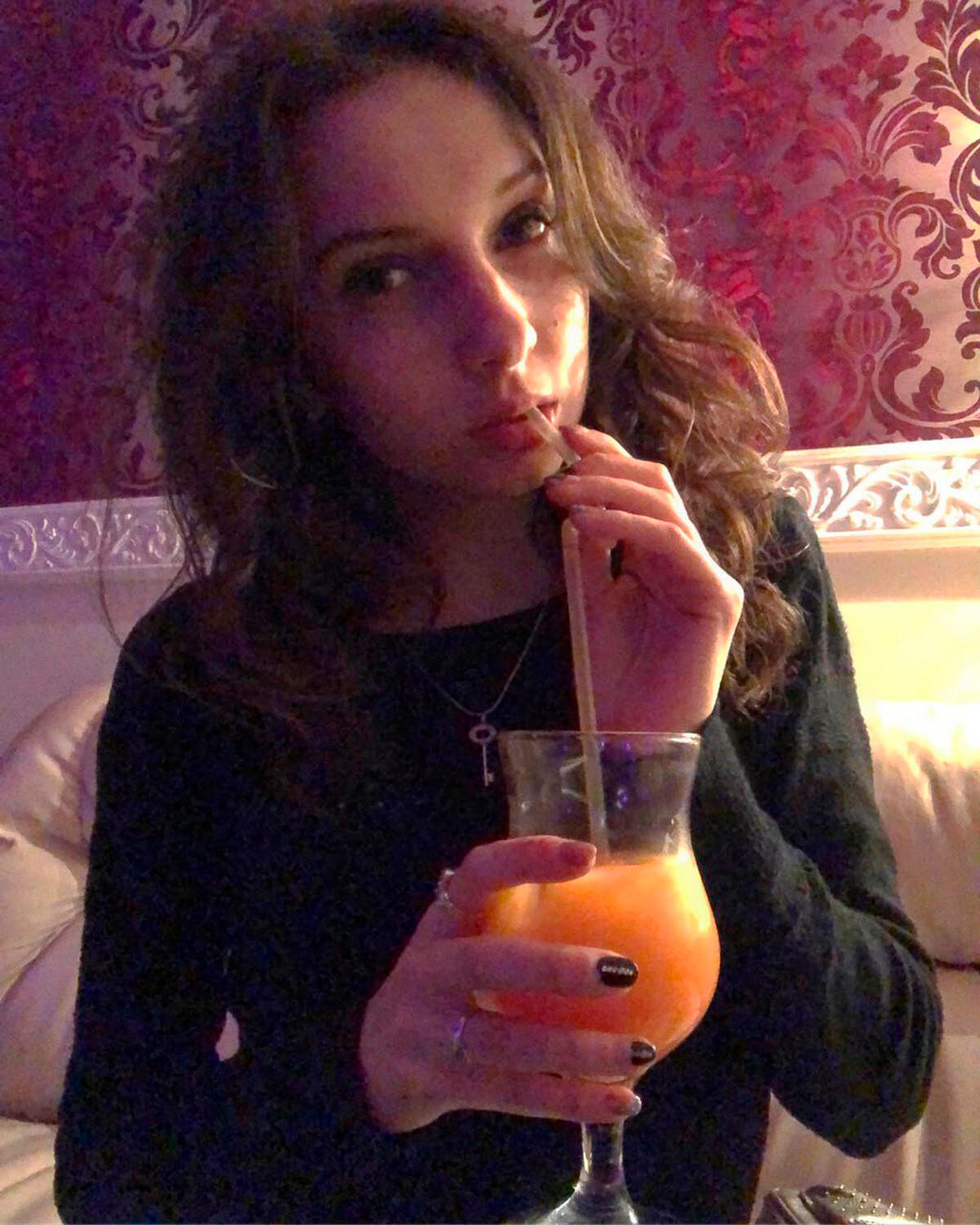 俄17岁男孩与前女友约会，被她男友发现用铲柄奸虐，致严重内出血