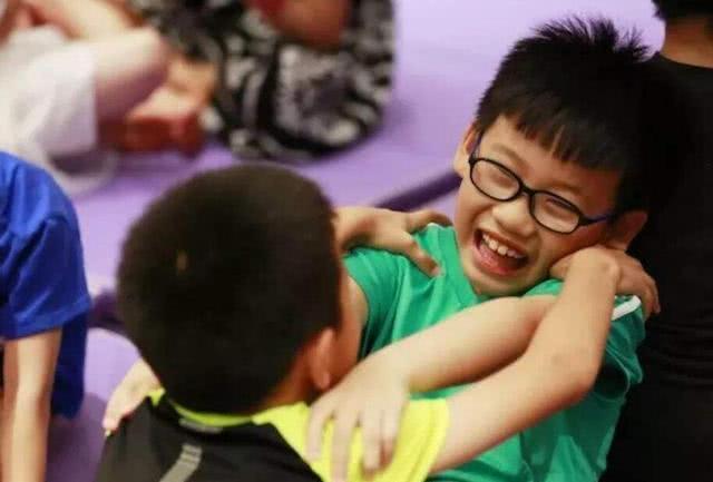 小孩子被抢玩具打人,孩子出门被抢玩具还打架怎么解决