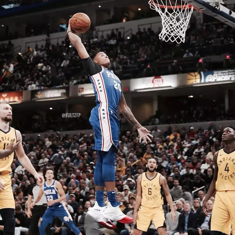 坐在观众席上看球赛篮球绝杀,坐在场边投篮