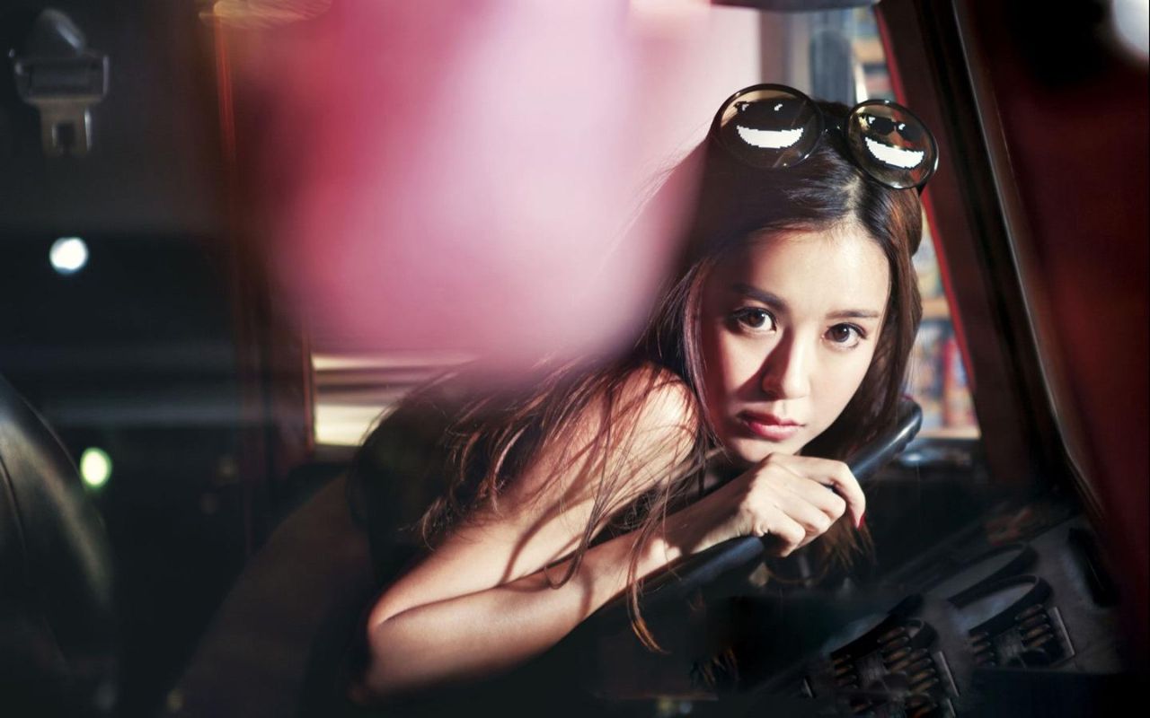 张子萱挺孕肚逛街,张子萱晒陈赫回复