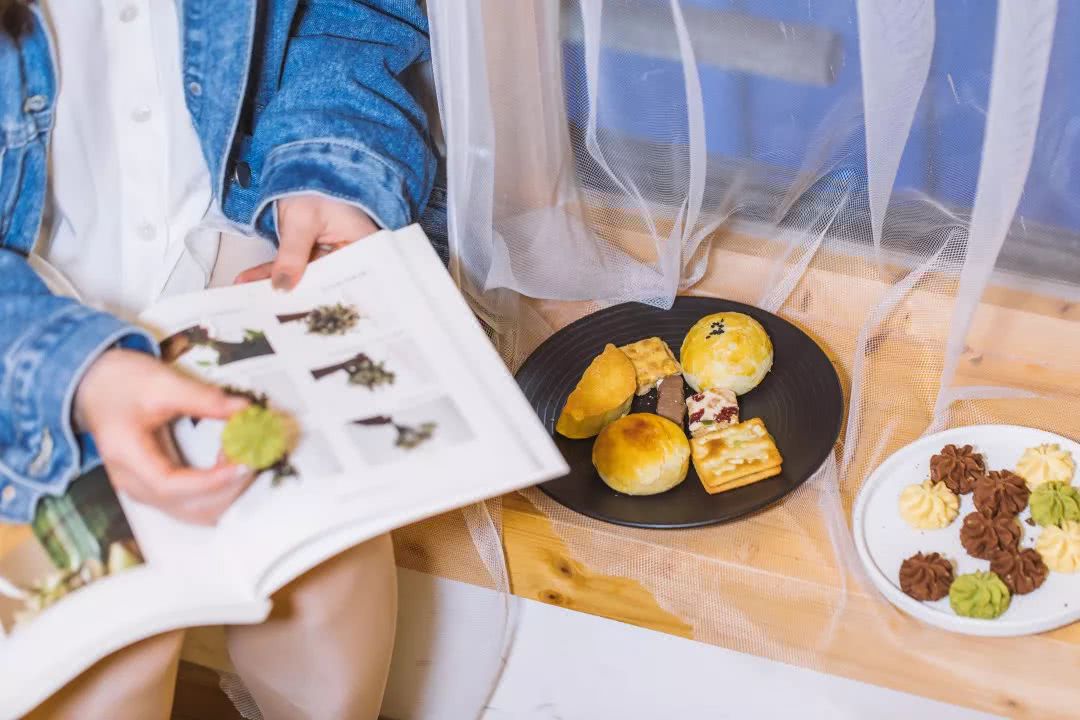 体育西这间甜品店，一屋子都是鲜花，还没有正式菜单……