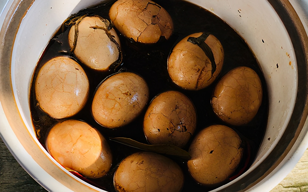 卤鸡蛋不去壳怎么做才入味又好吃,卤鸡蛋不剥壳怎么做才入味又好吃