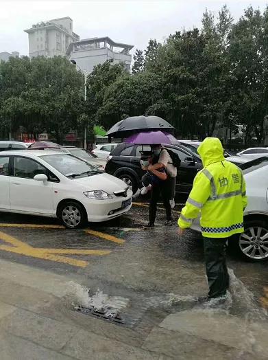 2018暴雨高考交警护航,大考高考前突遇大暴雨护送试卷