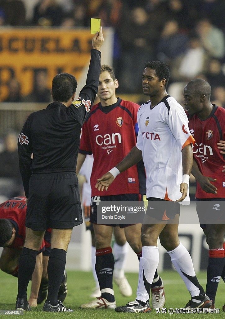 踢翻米兰王朝的贾府少年，身背“杀人犯、强奸犯”恶名的荷兰锋霸