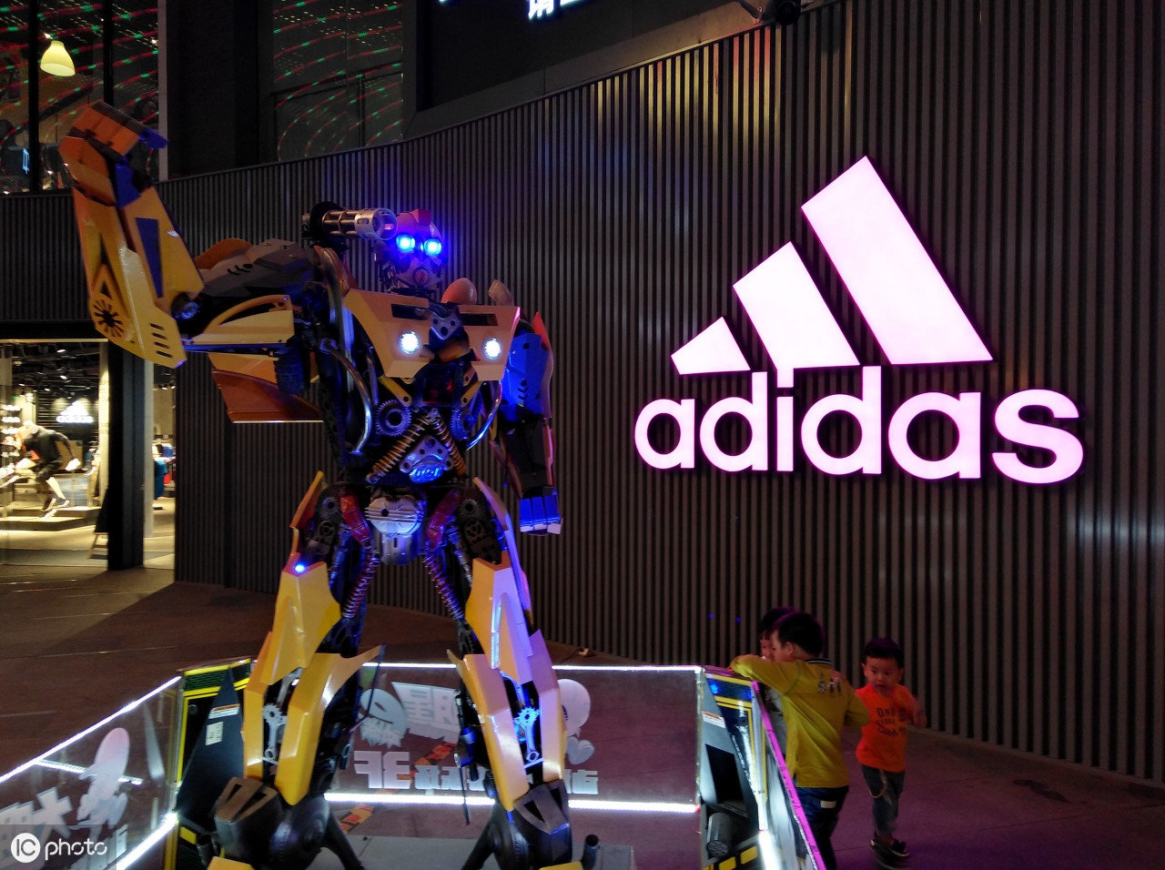 阿迪达斯是哪国的品牌鞋,阿迪达斯是哪一国的服装牌子