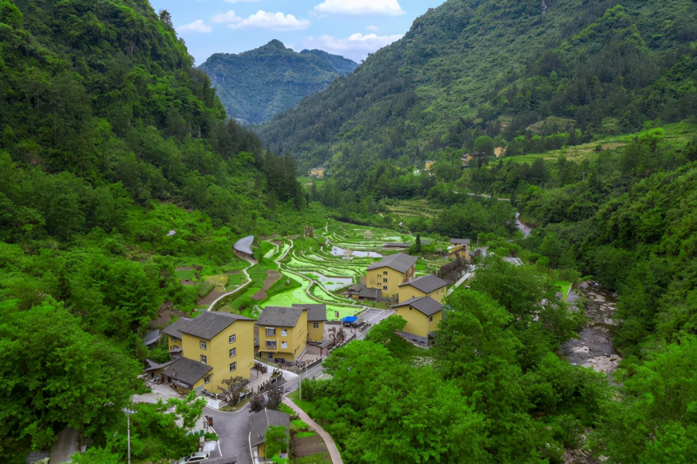 融创联合清华大学捐赠中益乡帮扶项目，探索乡村振兴长效共建模式