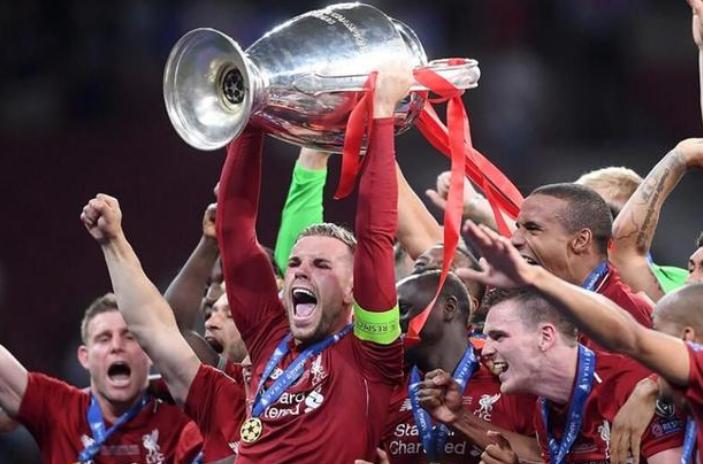 利物浦队长亨德森举起冠军杯,利物浦英超夺冠亨德森克洛普