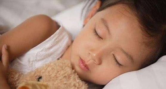 小孩睡觉爱蹬被子容易出汗,孩子睡觉爱蹬被子