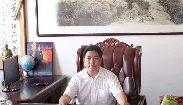 为报陌生大姐一饭之恩，亿万富豪苦寻20年，携百万支票登门道谢