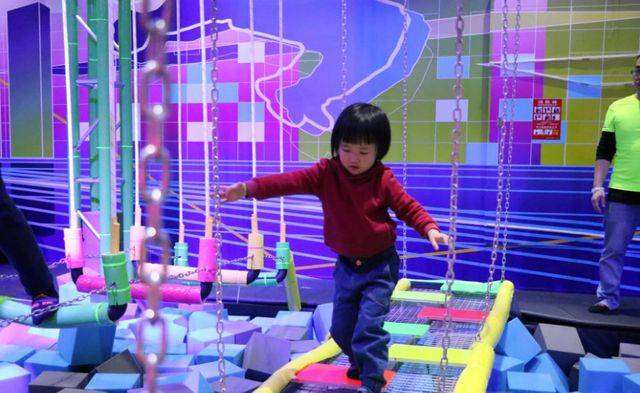 小孩戴安全绳蹦床花式玩法,各种花式蹦床合集