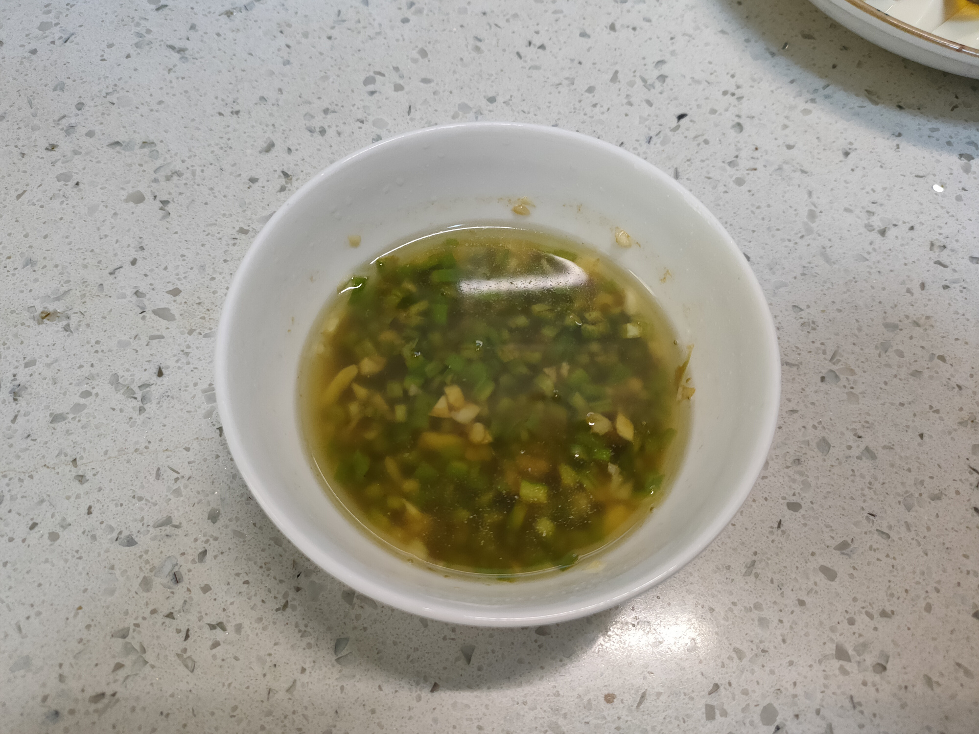 做凉拌皮蛋皮蛋要不要用水煮,皮蛋怎么凉拌好吃不粘刀