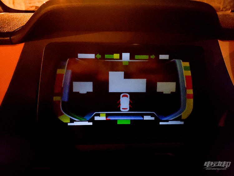 科技与复古并存？短暂体验比亚迪e1感受